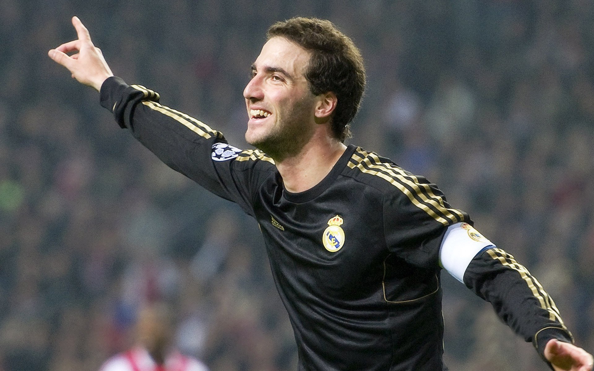 高尔精准的传球帮助袋鼠队穿透对方防线，高尔夫袋鼠男装简介